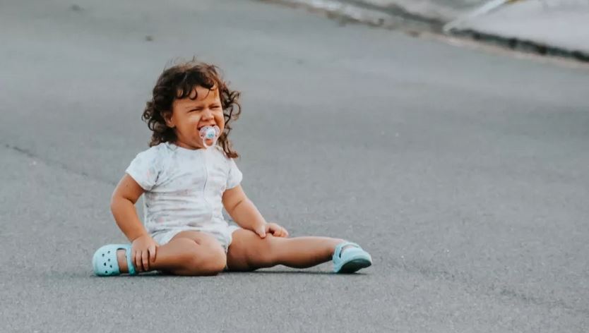 Tips Efektif Mengatasi Anak Tantrum di Depan Umum