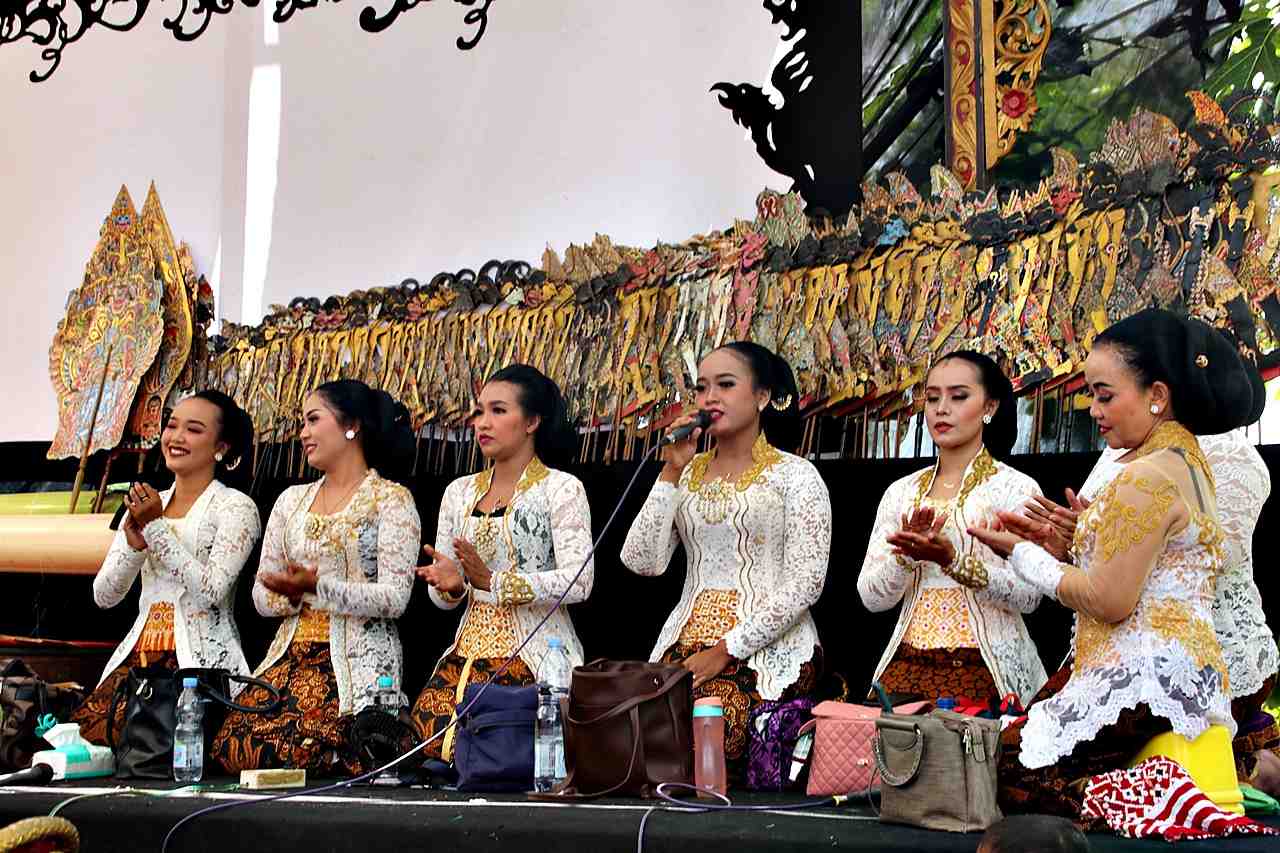 Mengungkap Pesona dan Makna di Balik Pakaian Sinden Jawa di Pentas Wayang Kulit